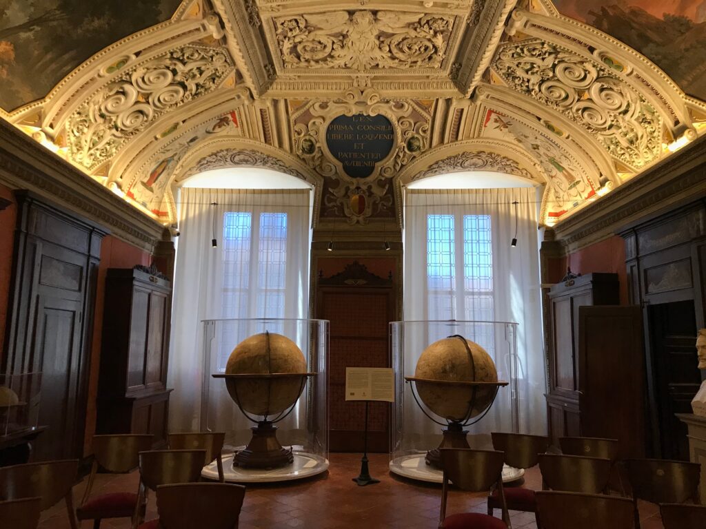 Globi della sala Tassiana della biblioteca civica