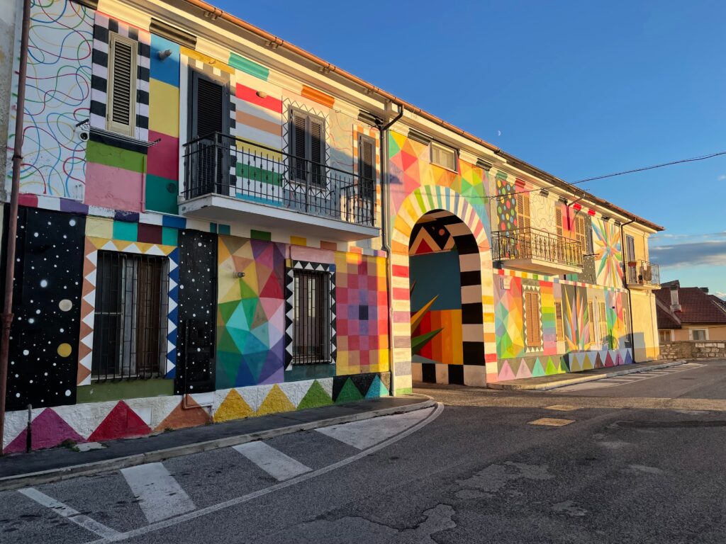 Aielli, il borgo dei murales d'Abruzzo