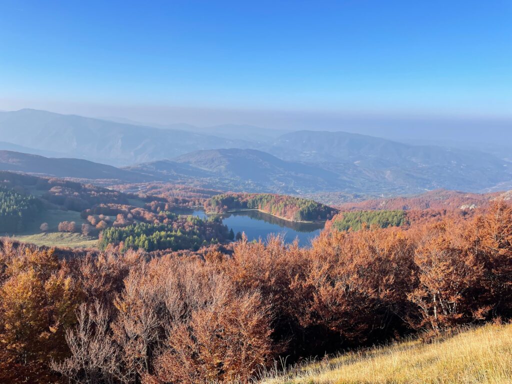 Veduta sul lago Calamone dal monte Ventasso